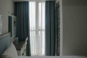 Comfort and Elegant 1BR at Gold Coast Apartment