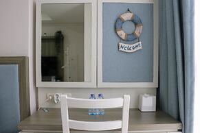 Comfort and Elegant 1BR at Gold Coast Apartment