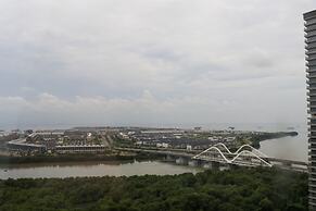 Comfort and Elegant 1BR at Gold Coast Apartment