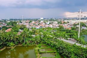 Comfortable Studio Room near Airport at Skylounge Tamansari Apartment