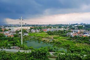 Comfortable Studio Room near Airport at Skylounge Tamansari Apartment