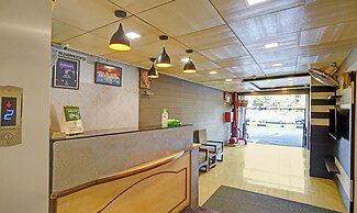 Itsy Hotels Aakash,100 Mts From Sardar Patel Stadium