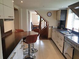 Beautiful 2-bed Cottage in Hurst Green