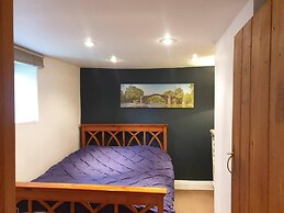 Beautiful 2-bed Cottage in Hurst Green