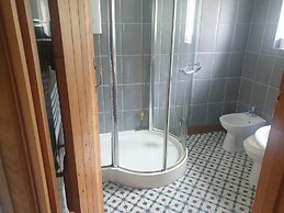 Beautiful 2-bed Cottage in Hurst Green