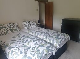 Beautiful 2-bed Cottage in Hurst Green