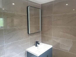 Beautiful 2-bed Cottage in Hurst Green