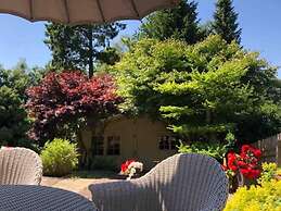 Beautiful 2-bed Cottage in Hurst Green