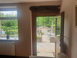 Beautiful 2-bed Cottage in Hurst Green