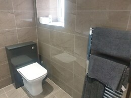 Beautiful 2-bed Cottage in Hurst Green