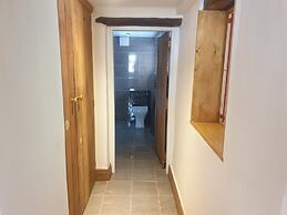 Beautiful 2-bed Cottage in Hurst Green