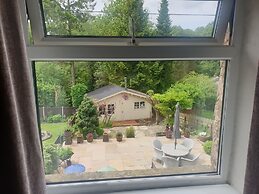 Beautiful 2-bed Cottage in Hurst Green