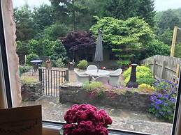 Beautiful 2-bed Cottage in Hurst Green