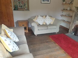 Beautiful 2-bed Cottage in Hurst Green