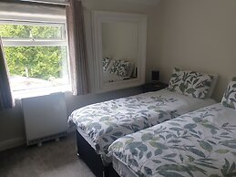 Beautiful 2-bed Cottage in Hurst Green