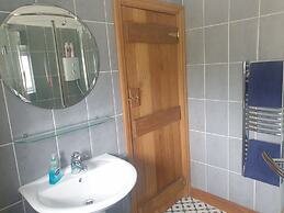 Beautiful 2-bed Cottage in Hurst Green