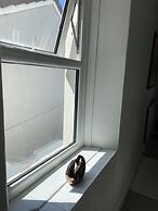 Stunning 2-bed Apartment Above Schooners Bar