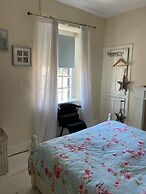 Stunning 2-bed Apartment Above Schooners Bar