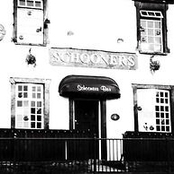 Stunning 2-bed Apartment Above Schooners Bar