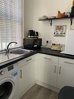 Stunning 2-bed Apartment Above Schooners Bar