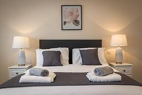 Maynor - Large Luxury House Log Burner Central Location