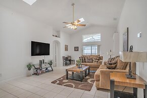 Beautiful Family Vacation Home With Private Pool. Close To Disney! 5 B