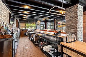 Cobblestone Hotel & Suites - De Pere/Green Bay