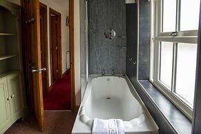 The Knighton Apartment by Paymán Club