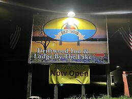 Driftwood Inn and Lodge by the lake