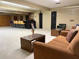 Driftwood Inn and Lodge by the lake