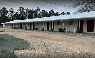 Driftwood Inn and Lodge by the lake