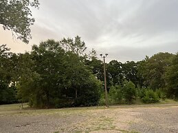 Driftwood Inn and Lodge by the lake