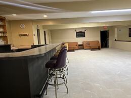 Driftwood Inn and Lodge by the lake