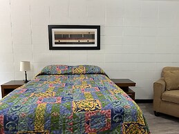 Driftwood Inn and Lodge by the lake