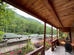 Teona Caglayan Bungalov