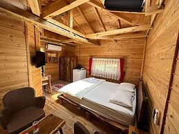 Teona Caglayan Bungalov