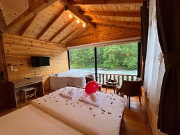 Teona Caglayan Bungalov