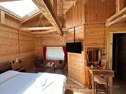 Teona Caglayan Bungalov