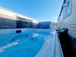 Apple Tree Lodge, Hot Tub, 3 Bedroom, 2 Bars