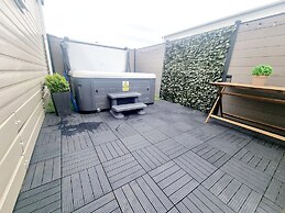 Apple Tree Lodge, Hot Tub, 3 Bedroom, 2 Bars