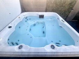 Apple Tree Lodge, Hot Tub, 3 Bedroom, 2 Bars