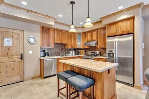 Luxurious Condo Sleeps 6! - Silver Mtn #208 by Bear Valley Vacation Re
