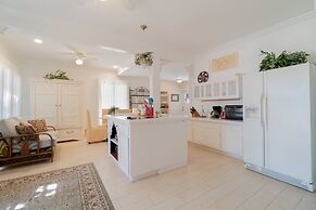 New Live Oak Cottage/beach/downtown/pool/shops/cafés