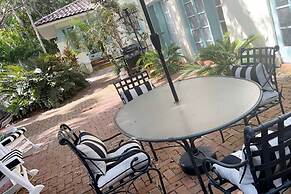 New Live Oak Cottage/beach/downtown/pool/shops/cafés