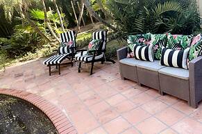 New Live Oak Cottage/beach/downtown/pool/shops/cafés