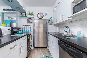 Mid Mari - Gorgeous Nautical Condo Near Beach, Shops & Restaurants- Co