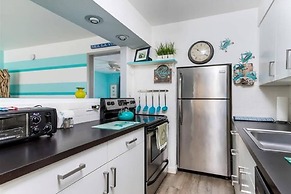 Mid Mari - Gorgeous Nautical Condo Near Beach, Shops & Restaurants- Co