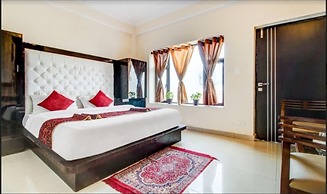 Goroomgo Hill Top Courtyard Shimla