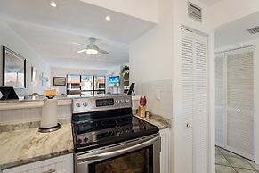 Fun N Sun 1 Bedroom Condo by RedAwning