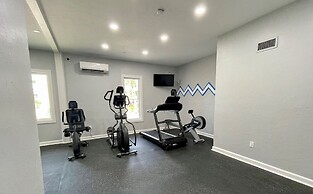 Fun N Sun 1 Bedroom Condo by RedAwning